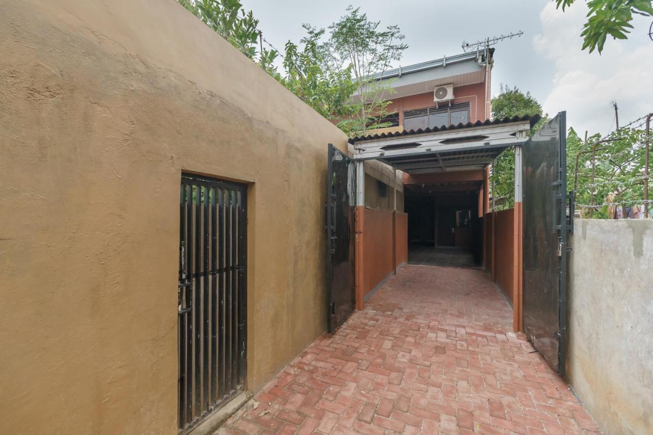 Hotel Reddoorz Syariah Near Siloam Hospitals Bulak Kapal Bekasi Exterior foto